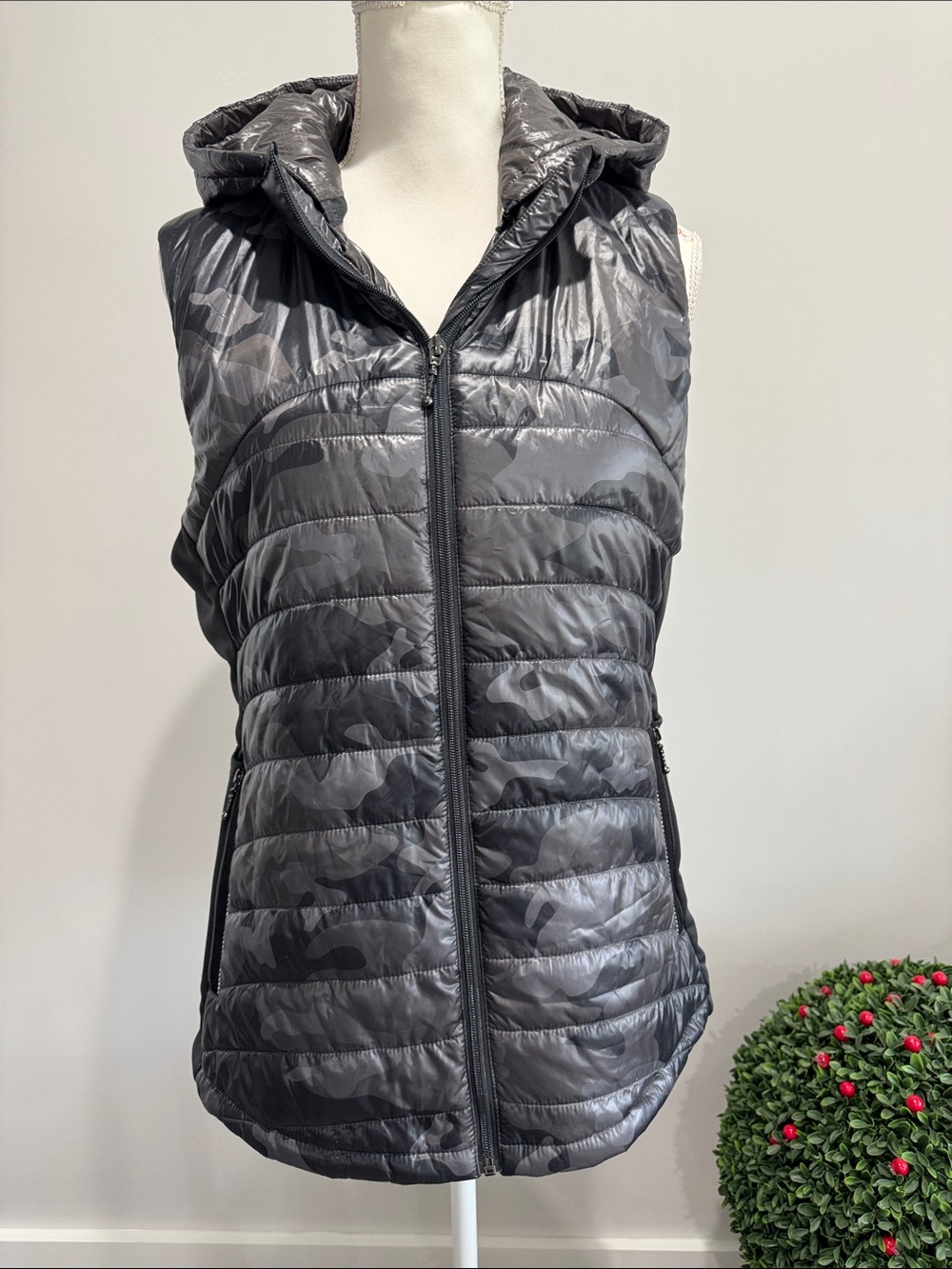 NWT ANORAK Women's Hooded Quilted Puffer Vest - Black Camo Water Resistant